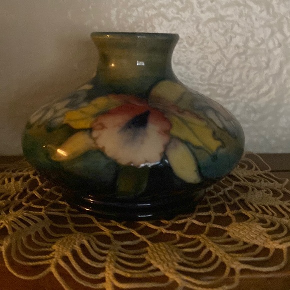 Moorcroft Orchid Pattern Sqaut Vase made in England - Picture 8 of 8